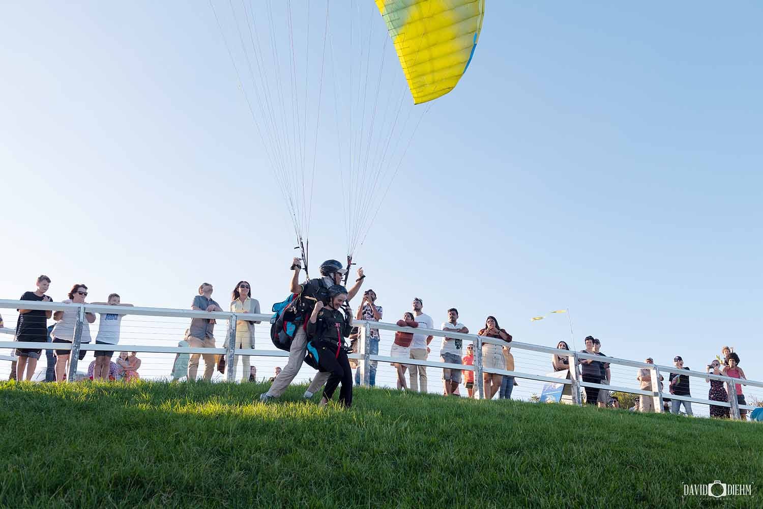 tandem-paragliding-newcastle-landing.jpg Tandem paragliding passengers making a safe landing at Newcastle while spectators watch from the lookout.