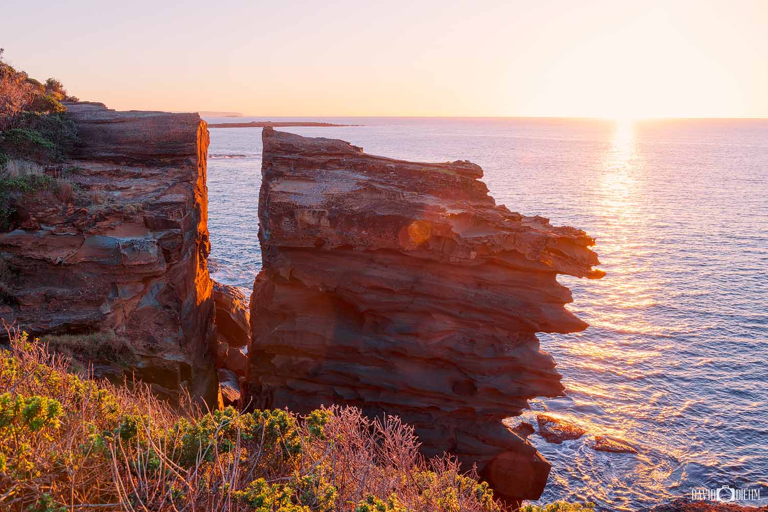 Split Rock sandstone formation along the Caves Beach to Pinny Beach Walk in Wallarah National Park, Lake Macquarie.