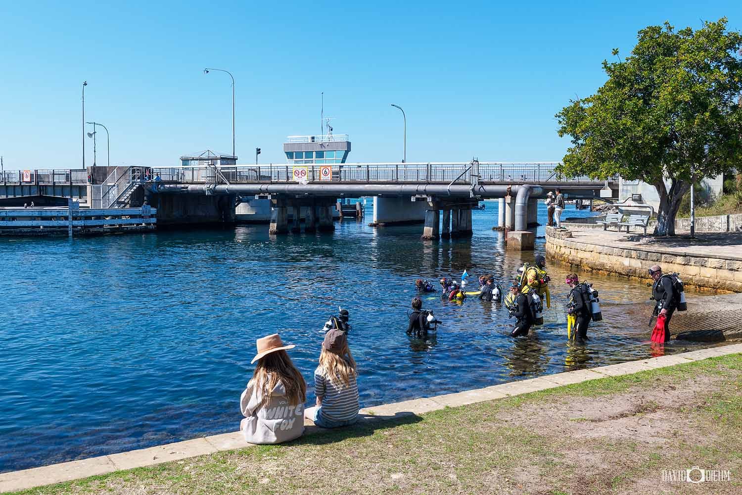 scuba-diving-swansea-bridge-lake-macquarie.jpg Scuba divers entering Swansea Channel beside Swansea Bridge at Lake Macquarie